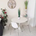 Bright & Spacious With Aircon Διαμέρισμα *