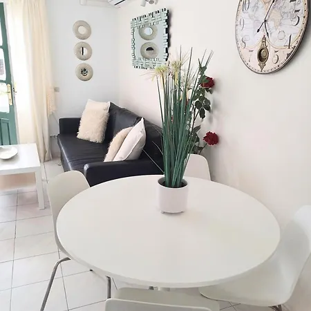 Bright & Spacious With Aircon דירה