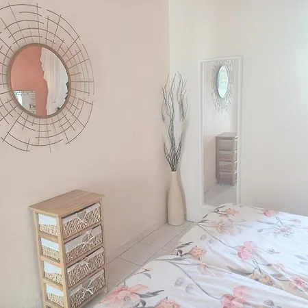 דירה Bright & Spacious With Aircon